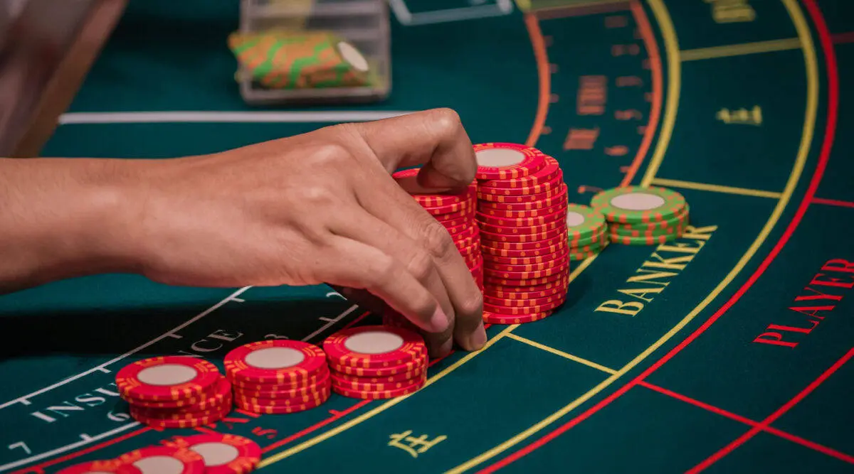 Ilustrasi Chip Taruhan di Meja Baccarat