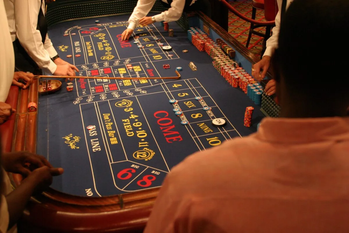 Meja permainan Craps di kasino